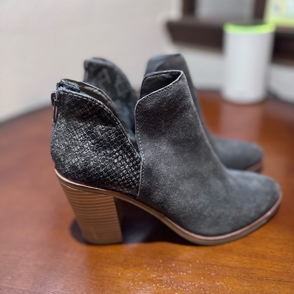 DV by Dolce Vita Black Textured Ankle Boots - Picture 1 of 7